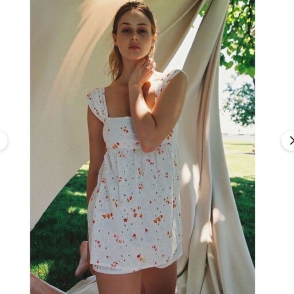 Urban Outfitters White top with Pink and Orange Floral Accents. Size xs tp